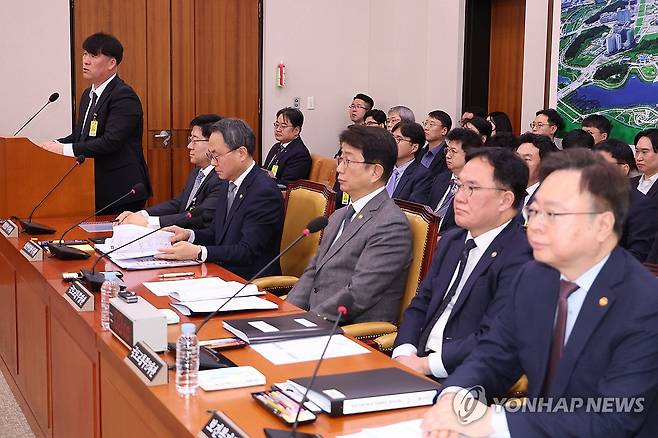 '여객기참사 특별법' 특위 통과에 감사 인사 하는 유가족 (서울=연합뉴스) 김주성 기자 = 7일 서울 여의도 국회에서 12.29 여객기 참사 진상규명과 피해자 및 유가족의 피해구제를 위한 특별위원회 전체회의가 열리고 있다. 
    12.29 여객기 참사 피해 구제 및 지원 등을 위한 특별법안이 통과된 뒤 박한신 유가족협의회 대표가 감사 인사를 하고 있다. 2025.4.7 utzza@yna.co.kr