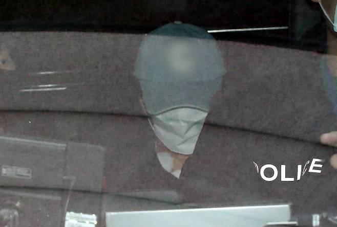 대전의 한 초등학교에서 초등학생을 살해한 혐의를 받는 40대 여교사 명재완 씨가 대전 서부경찰서에서 대면조사를 마치고 둔산경찰서로 이송되고 있다. (사진=뉴스1)