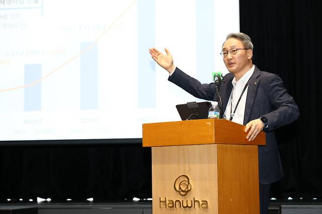 한화에어로스페이스 전략부문 안병철 총괄사장이 사업 비전과 투자계획에 대해 설명하고 있다.(사진=한화에어로스페이스.)
