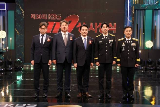 대상 수상자로 선정된 119특수대응단 고헌범 소방위(오른쪽에서 두 번째).사진=경북도 소방본부 제공