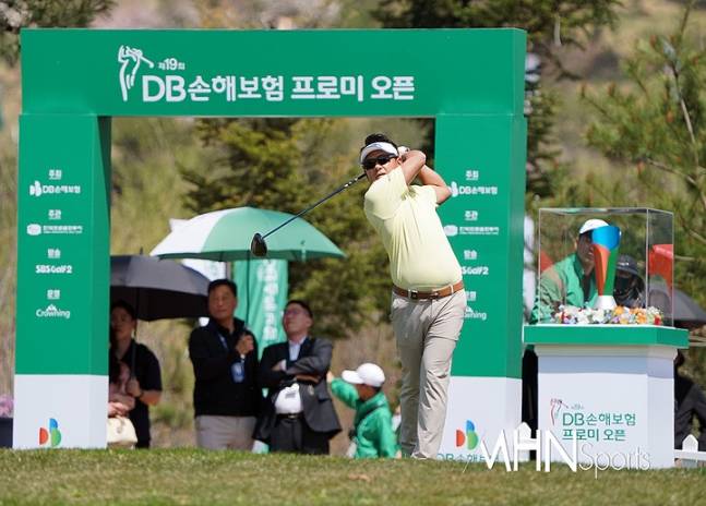 박상현이 지난해 KPGA 투어 개막전 DB손해보험 프로미 오픈에서 샷을 하고 있다.