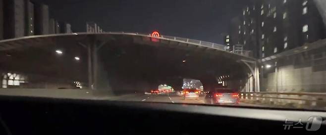 광주 무진대로 우산방음터널(광주여대 방면)에 조명이 켜지지 않은 모습. (독자제공. 재판매 및 DB 금지) 2025.4.7/뉴스1 ⓒ News1 이승현 기자