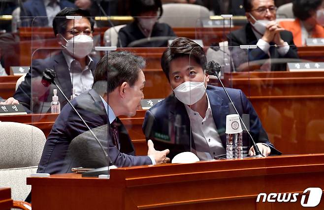 2022년 6월 14일 이준석 국민의힘 대표(오른쪽)와 성일종 정책위의장이 서울 여의도 국회에서 열린 의원총회에서 대화하고 있다. (공동취재) 2022.6.14/뉴스1 ⓒ News1 허경 기자