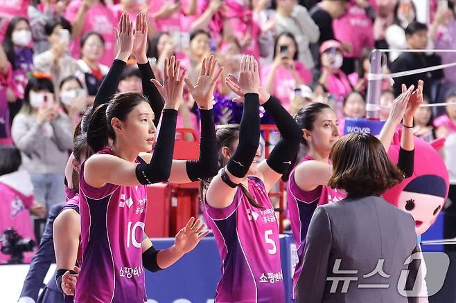 팬들에게 인사하는 김연경. 2025.3.31/뉴스1 ⓒ News1 신웅수 기자