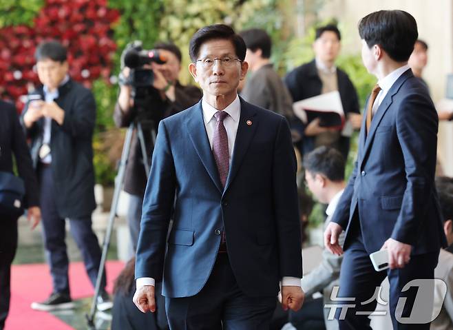 김문수 고용노동부 장관이 8일 오전 서울 종로구 정부서울청사에서 제21대 대통령 선거 출마 관련해 기자들과 간담회를 마치고 나서고 있다. 이날 김 장관은 제21대 대통령 선거에 출마하겠다는 뜻을 밝혔다. 2025.4.8/뉴스1 ⓒ News1 임세영 기자