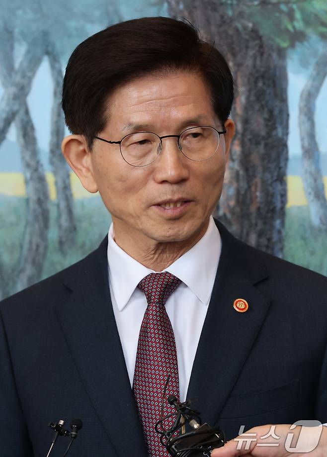 김문수 고용노동부 장관이 8일 오전 서울 종로구 정부서울청사에서 국무회의를 마친 후 나서며 기자들과 간담회를 하고 있다.  2025.4.8/뉴스1 ⓒ News1 임세영 기자