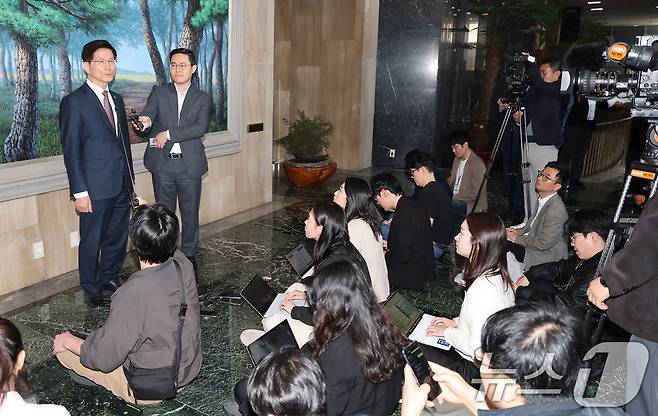 김문수 고용노동부 장관이 8일 오전 서울 종로구 정부서울청사에서 국무회의를 마친 후 나서며 기자들과 간담회를 하고 있다. 이날 김 장관은 제21대 대통령 선거에 출마하겠다는 뜻을 밝혔다. 2025.4.8/뉴스1 ⓒ News1 임세영 기자