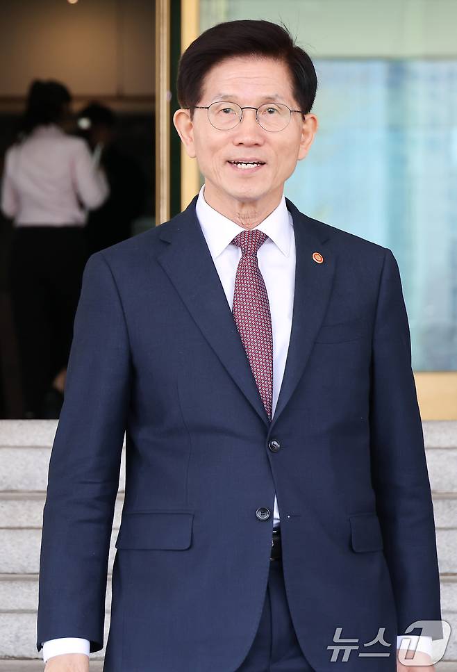 김문수 고용노동부 장관이 8일 오전 서울 종로구 정부서울청사에서 국무회의를 마친 후 이동하고 있다. 이날 김 장관은 국무회의 후 기자들을 만나 제21대 대통령 선거에 출마하겠다는 뜻을 밝혔다. (공동취재) 2025.4.8/뉴스1 ⓒ News1 임세영 기자