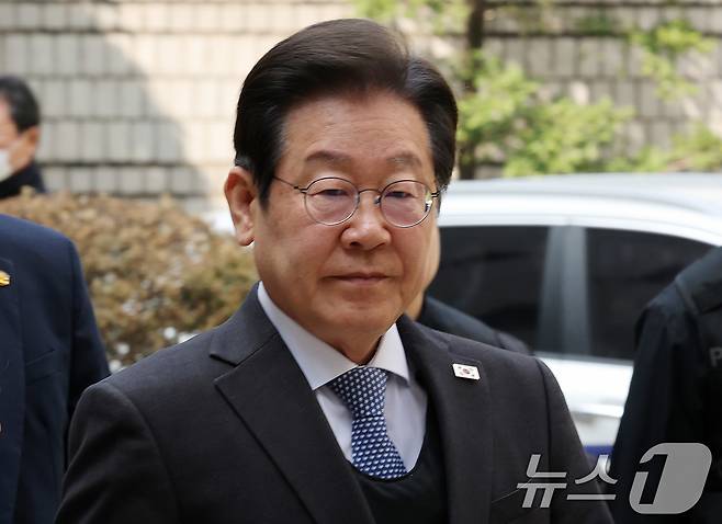 이재명 더불어민주당 대표가 8일 서울 서초구 중앙지법에서 열린 대장동 배임 및 성남FC 뇌물 의혹 1심 속행 공판에 출석하고 있다. 2025.4.8/뉴스1 ⓒ News1 박세연 기자