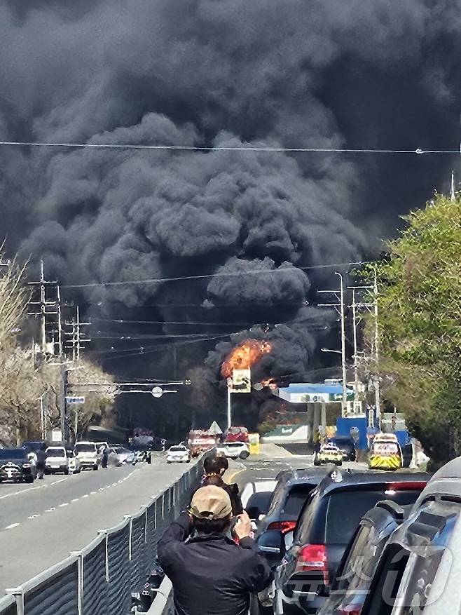8일 오후 1시 28분쯤 전남 여수시 호명동 한 야적장에 있던 자재 창고에서 불이 나 검은 연기가 치솟고 있다.(독자 제공. 재판매 및 DB 금지) 2025.4.8/뉴스1