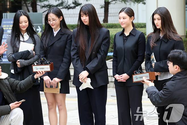 그룹 뉴진스(왼쪽부터 하니, 민지, 혜인, 해린, 다니엘)가 7일 서울 서초구 서울중앙지방법원에서 어도어 측이 멤버들을 상대로 제기한 ‘기획사 지위보전 및 광고계약 체결 등 금지’ 가처분 첫 심문기일을 마친 후 취재진 질문에 답하고 있다. 2025.3.7/뉴스1 ⓒ News1 황기선 기자