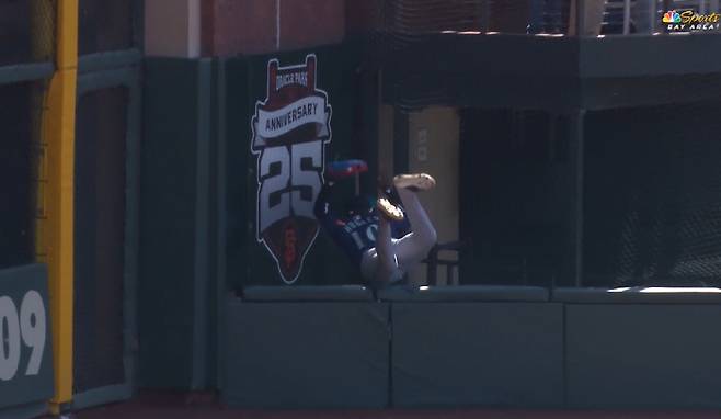 빅터 로블레스가 9회말 패트릭 베일리의 파울 타구를 잡은 뒤 펜스 위 그물망으로 넘어지고 있다. 사진=MLB.TV 캡처