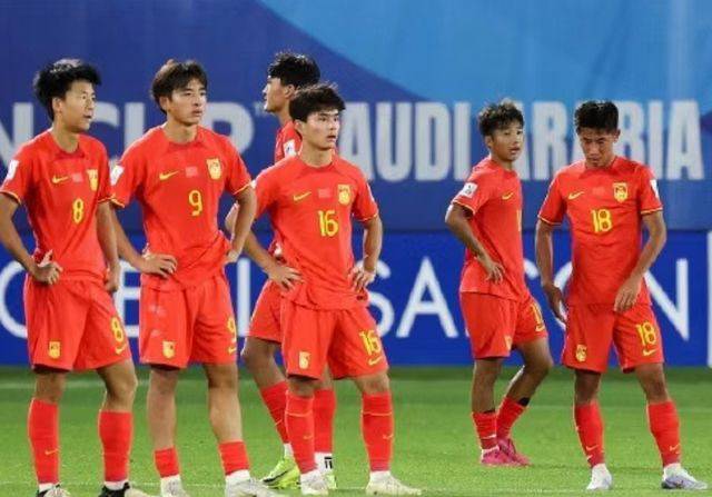 ◇중국 U-17 축구대표팀이 지난 6일 우즈베키스탄과의 2025년 AFC U-17 아시안컵 조별리그 2차전에서 1대2로 패한 뒤 아쉬워하고 있다. 중국은 2전 전패를 당하며 월드컵 본선 진출에 실패했다. SNS