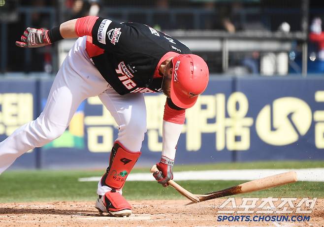 6일 서울 잠실구장에서 열린 KIA-LG전. 7회초 1사 3루 위즈덤이 내야 뜬공을 친 후 배트를 내려치고 있다. 잠실=정재근 기자 cjg@sportschosun.com/2025.4.6/