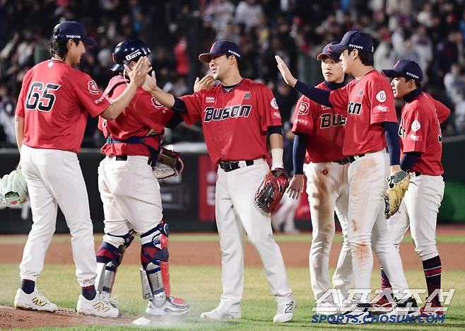 5일 부산 사직야구장에서 열린 KBO리그 롯데와 두산의 경기. 롯데가 두산에 승리했다. 경기 종료 후 승리의 기쁨을 나누고 있는 롯데 선수들. 부산=송정헌 기자songs@sportschosun.com/2025.04.05/