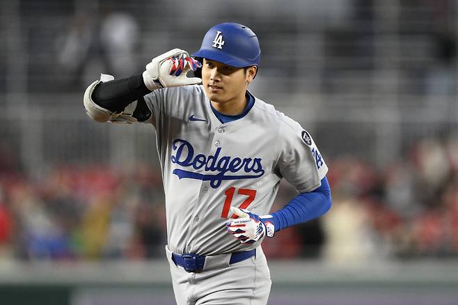 오타니가 3회말 동점 투런홈런을 터뜨린 뒤 베이스를 돌고 있다. AP연합뉴스