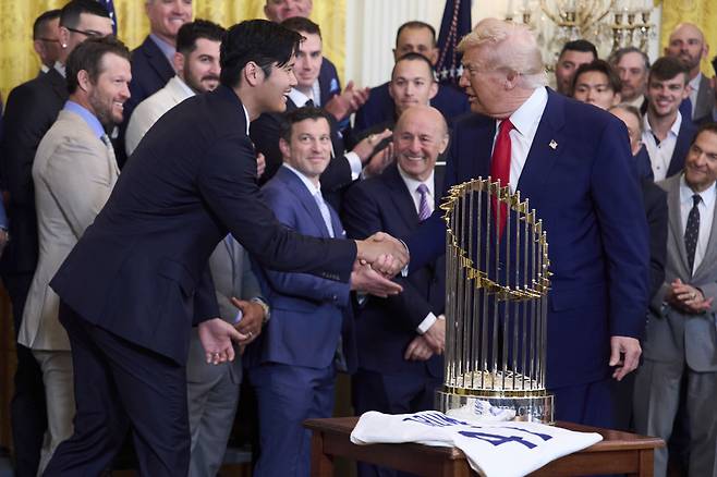 LA 다저스 오타니 쇼헤이가 8일(한국시각) 월드시리즈 우승팀 초청 행사로 백악관을 방문해 도날드 트럼프 대통령과 악수를 하고 있다. AP연합뉴스