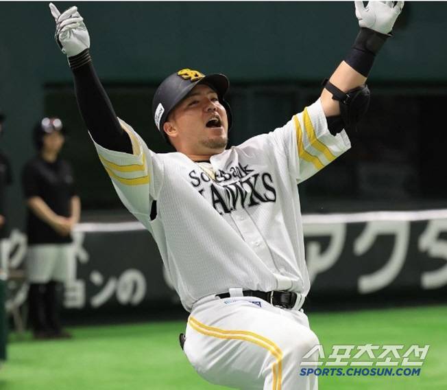 지난해 퍼시픽리그 홈런왕에 오른 야마카와. 홈런을 치고 특유의 만세 세리머니를 선보이는 장면. 사진캡처=소프트뱅크 호크스 SNS
