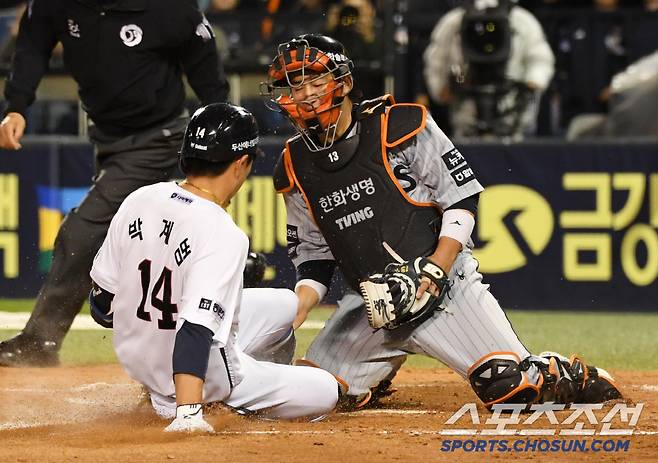8일 잠실구장에서 열린 두산 베어스와 한화 이글스의 경기. 4회말 2사 두산 박계범이 안타를 날린 뒤 한화 중견수 플로리얼 실책을 틈타 홈을 향해 달리고 있다. 잠실=박재만 기자 pjm@sportschosun.com/2025.04.08/