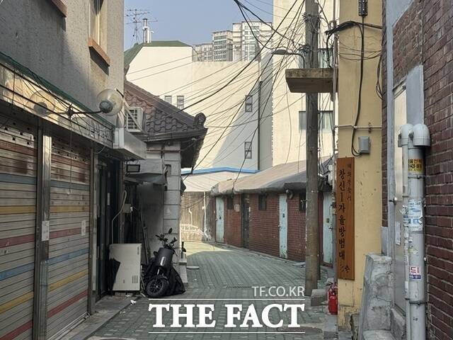 종로구청은 지난해 9월 창신도시정비형 재개발사업 정비구역 변경 및 계획변경안을 공람 공고했다. 변경안의 골자는 창신 1, 2, 3, 4 도시정비형 재개발구역 10만7997.5㎡(3만2669평) 규모 중 소단위 정비방식으로 지정됐던 1구역과 2구역을 각각 일반정비형 구역으로 변경하고 창신동 437-2번지 일원을 5구역(일반정비형)으로 새롭게 설정하는 것이다. 사진은 서울 종로구 창신동 일대. /황준익 기자