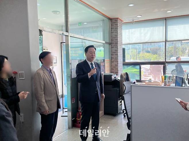 더불어민주당 대권주자인 김두관 전 의원이 8일 오후 광주 청년내일센터를 방문해 청년들과 이야기를 나누고 있다. ⓒ데일리안 김수현 기자