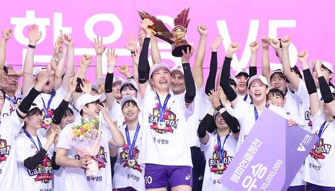 2024-2025 V-리그 프로배구 여자부 챔피언 결정전 5차전 흥국생명-정관장의 경기가 8일 오후 인천삼산월드체육관에서 열렸다. 세트스코어 3-2로 경기에서 승리와 동시에 통합우승을 이뤄낸 흥국생명 김연경이 기뻐하고 있다. ⓒ데일리안 방규현 기자