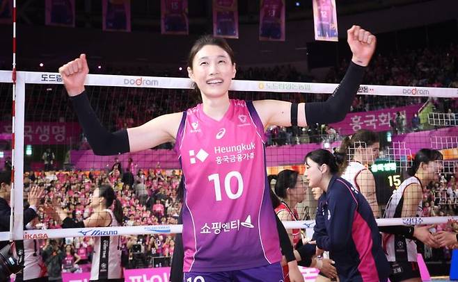 2024-2025 V-리그 프로배구 여자부 챔피언 결정전 5차전 흥국생명-정관장의 경기가 8일 오후 인천삼산월드체육관에서 열렸다. 세트스코어 3-2로 경기에서 승리와 동시에 통합우승을 이뤄낸 흥국생명 김연경이 기뻐하고 있다. ⓒ데일리안 방규현 기자