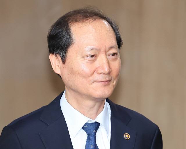 헌법재판관 후임으로 지명된 이완규 법제처장이 8일 정부서울청사에서 열린 국무회의를 마친 뒤 청사를 나서며 이와 관련된 취재진 질문에 답하고 있다. 연합뉴스.