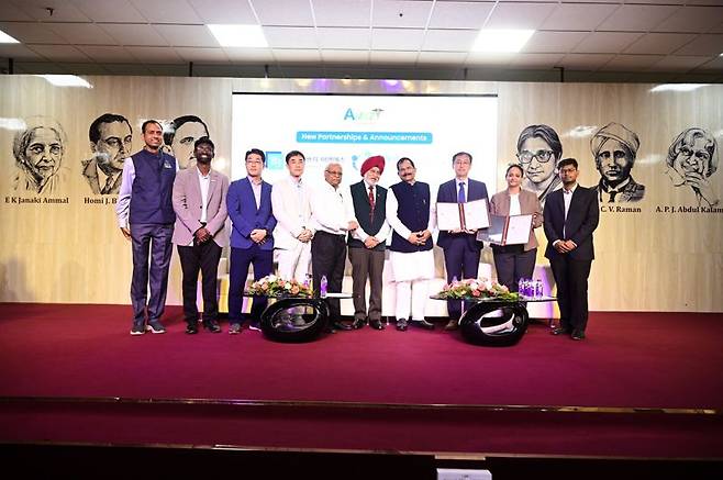 지난 3월 28일 인도 안드라프라데시 주 비사카파트남에서 가진 인도 정부 공기업 AMTZ 등과 합작법인을 설립하기 위한 양해각서 체결식 잠석자들이 기념촬영을 하고 있다. ㈜비쓰리이앤에스 제공