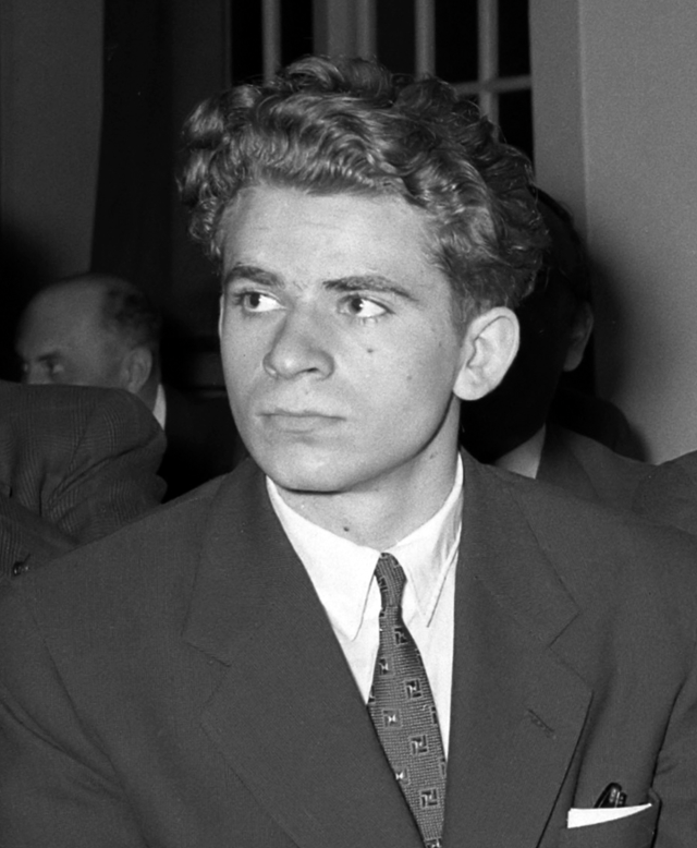 1956년 네덜란드 암스테르담에서 열린 월드 체스 챔피언 도전자 토너먼트에 출전한 19세의 스파스키. 독학으로 체스를 익혀 뒤늦게 '소비에트 체스 머신'에 합류한 그는 한 해 전인 55년 역대 최연소로 국제체스연맹 '그랜드 마스터' 타이틀을 획득했다. 그의 최연소 기록은 3년 뒤인 58년 만 15세의 보비 피셔에 의해 깨졌다. 위키피디아