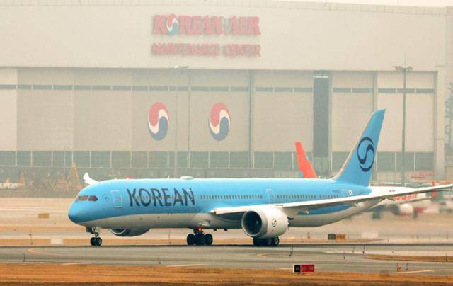 대한항공의 새 기업 아이덴티티(CI)를 적용한 항공기 KE703편이 지난달 12일 인천국제공항에서 이륙을 준비하고 있다. 대한항공은 한국을 대표하는 통합 항공사임을 강조하기 위해 고유의 태극마크를 현대적 이미지로 구현한 CI(Corporate Identity)를 41년 만에 교체했다. 뉴시스