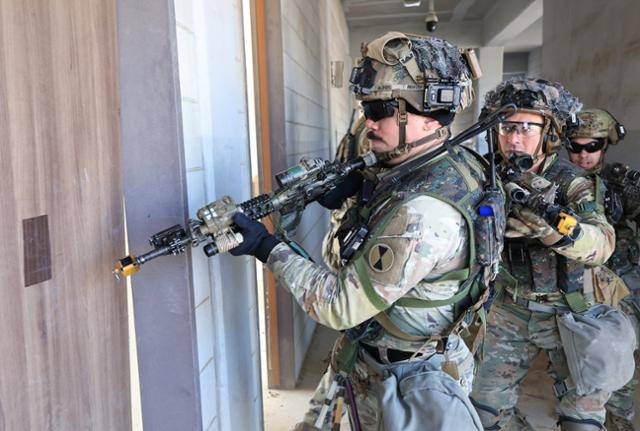 미2사단·한미연합사단 스트라이커 여단 장병들이 지난달 경기 파주시 도시지역작전 훈련장에서 한미 연합 도시지역작전 훈련을 하고 있다. 파주=뉴스1