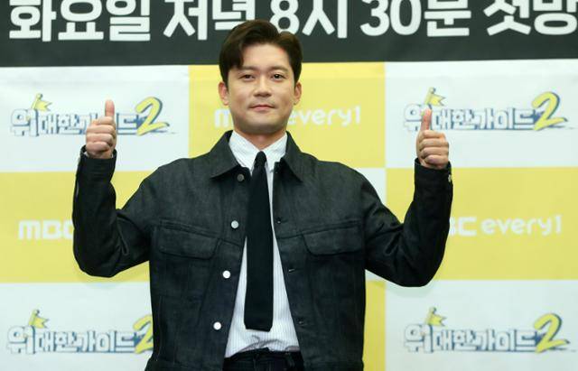방송인 김대호가 8일 오후 서울 마포구 스탠포드 호텔에서 열린 MBC에브리원 예능프로그램 '위대한 가이드2' 제작발표회에서 포즈를 취하고 있다. 뉴시스