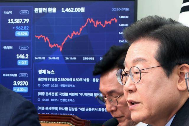 이재명 더불어민주당 대표가 7일 서울 여의도 국회에서 열린 최고위원회의에서 경제 위기 상황과 관련해 발언하고 있다. 연합뉴스