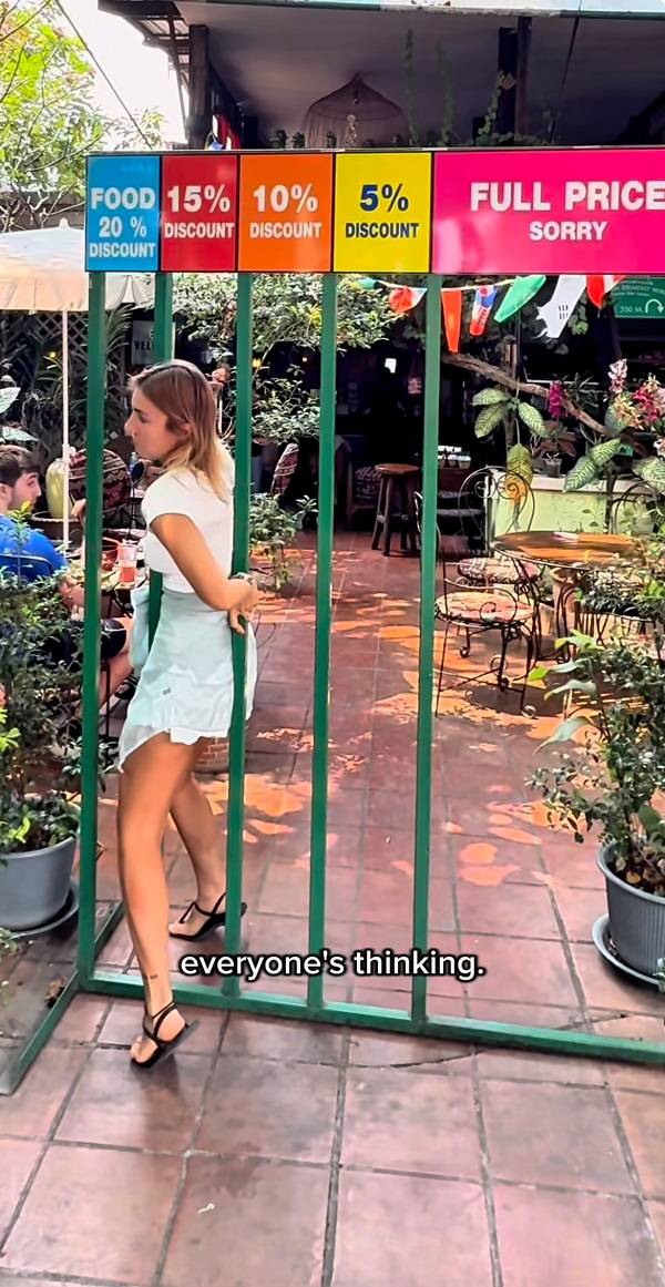 몸매 상태에 따라 음식 가격 할인율을 다르게 적용하는 태국 식당에서 여성이 15% 할인율을 받기 위해 기둥 사이를 지나고 있다.​/사진=인스타그램 계정 'amonthego15' 캡처