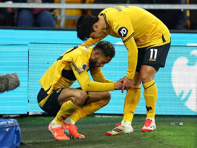 울버햄프턴 쿠냐와 황희찬이 2일 빌라와의 2024~25 EPL 24라운드서 팀의 두 번째 골에 기여한 뒤 함께 세리머니를 펼치고 있다. 로이터=연합뉴스