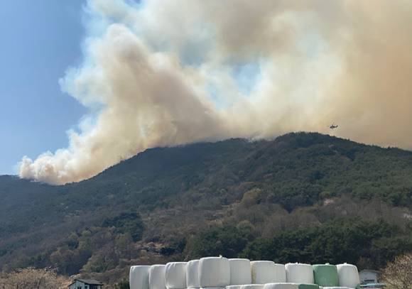 지난 7일 낮 12시 5분께 경남 하동군 옥종면 한 야산에서 불이 발생해 산림을 타고 번지고 있다. [사진=연합뉴스]