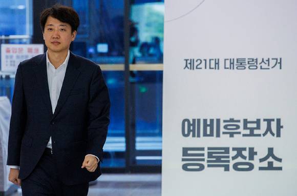 개혁신당 대선 후보인 이준석 의원이 8일 경기도 과천 중앙선거관리위원회에서 제21대 대통령선거 예비후보 등록을 마친 뒤 인터뷰를 하기 위해 이동하고 있다. [사진=연합뉴스]