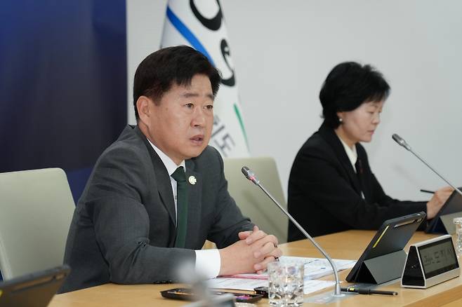 오영훈 제주도지사가 7일 도청 한라홀에서 열린 주간 혁신성장회의에서 ‘공존의 약속’ 실천과 관광정책의 적시 집행 필요성을 강조하고 있다. (제주도청 제공)