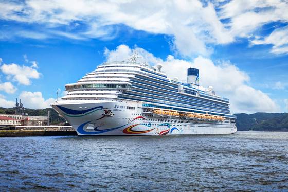 제주도 강정크루즈항을 준모항지로 운항할 13만5000t급 아도라 매직시티호. 1회 출항에 60~120명을 태우고 4~5박 여행을 올해 33항차에 걸쳐 진행한다. [사진 제주도]