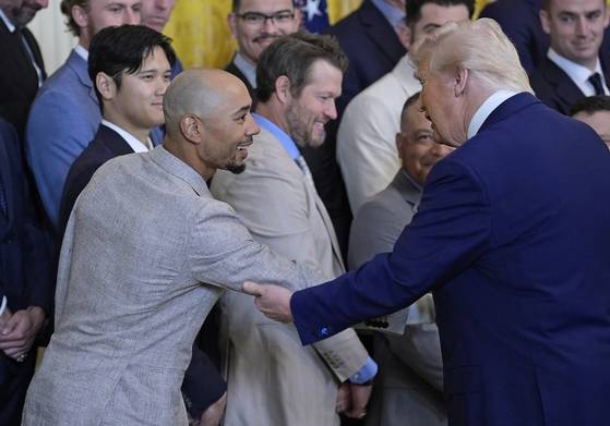 도널드 트럼프 미국 대통령이 7일(현지시간) 백악관에서 무키 베츠와 인사나누고 있다.UPI=연합뉴스