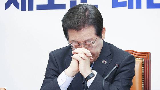 이재명 더불어민주당 대표가 7일 오전 국회에서 열린 최고위원회의에서 잠시 생각에 잠겨 있다. 임현동 기자