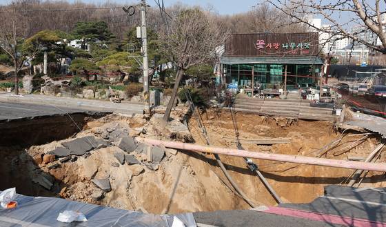 지난달 31일 서울 강동구 명일동 대명초등학교 인근 사거리에 발생한 싱크홀(땅 꺼짐) 사고 현장 모습. [뉴스1]
