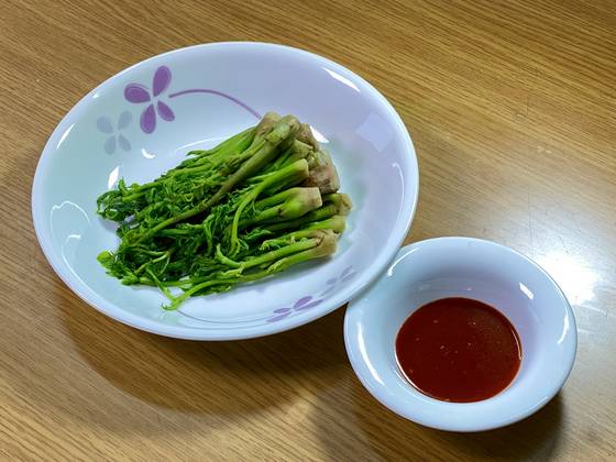 일본은 두릅을 튀김(위 사진)으로, 우리나라는 데쳐서 초장 찍어먹기를 즐긴다. [사진 박상현]