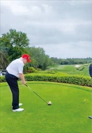 < 보란 듯이… > 도널드 트럼프 대통령이 골프장에서 드라이버로 티샷하고 있다. 그는 6일(현지시간) SNS에 7초 분량의 영상을 올렸다.  트루스소셜 캡처