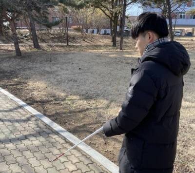 대구 모 대학에서 컴퓨터공학(2학년)을 전공하고 있는 20대 청년 시각장애학생이 홀로 보행중 겪었던 불편과 불안을 토대로 보행 솔루션 개발에 나서고 있다.