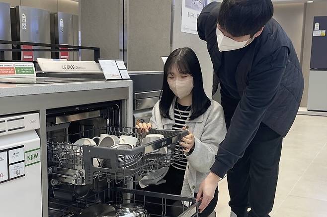 전자랜드 용산본점에서 한 신혼부부가 식기세척기를 살펴보는 모습. / 사진=SYS리테일 제공