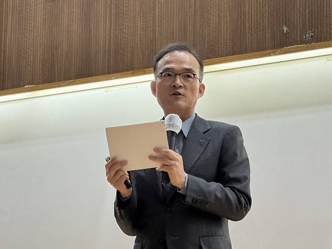 8일 서강멘토링센터 '생각의 창' 주최로 열린 특강에서 문무일 전 검찰총장이 법률가의 역할에 대해 강연하고 있다./사진=황동진 기자