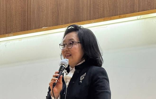 8일 서강멘토링센터 '생각의 창' 주최로 서강대 법학전문대학원에서 열린 '민주주의와 법률가의 역할' 특강에서 박영선 전 장관이 개회사를 하고 있다./사진=황동진 기자