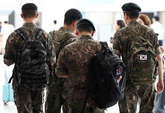 2024년 8월 서울역에서 휴가를 나온 병사들이 이동하고 있다. 연합뉴스